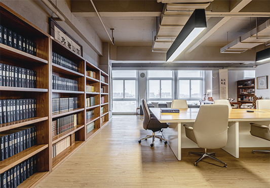 至正道化辦(bàn)公(gōng)樓裝(zhuang)修-圖書館