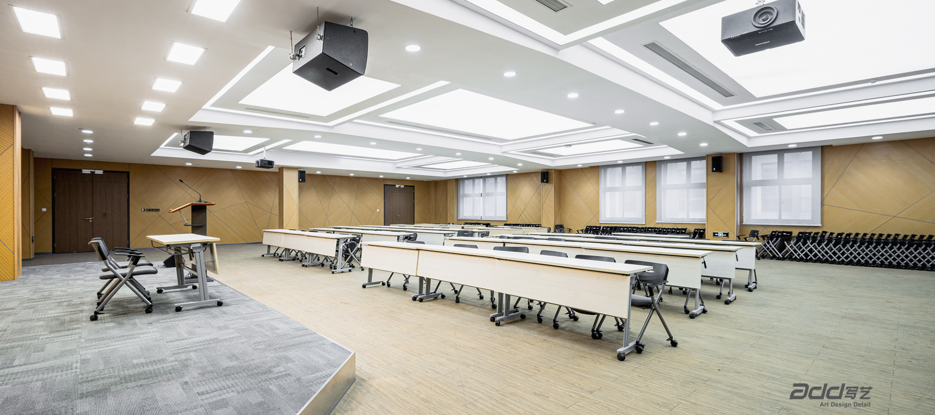 至正道化辦(bàn)公(gōng)樓裝(zhuang)修-大(da)會堂-pc