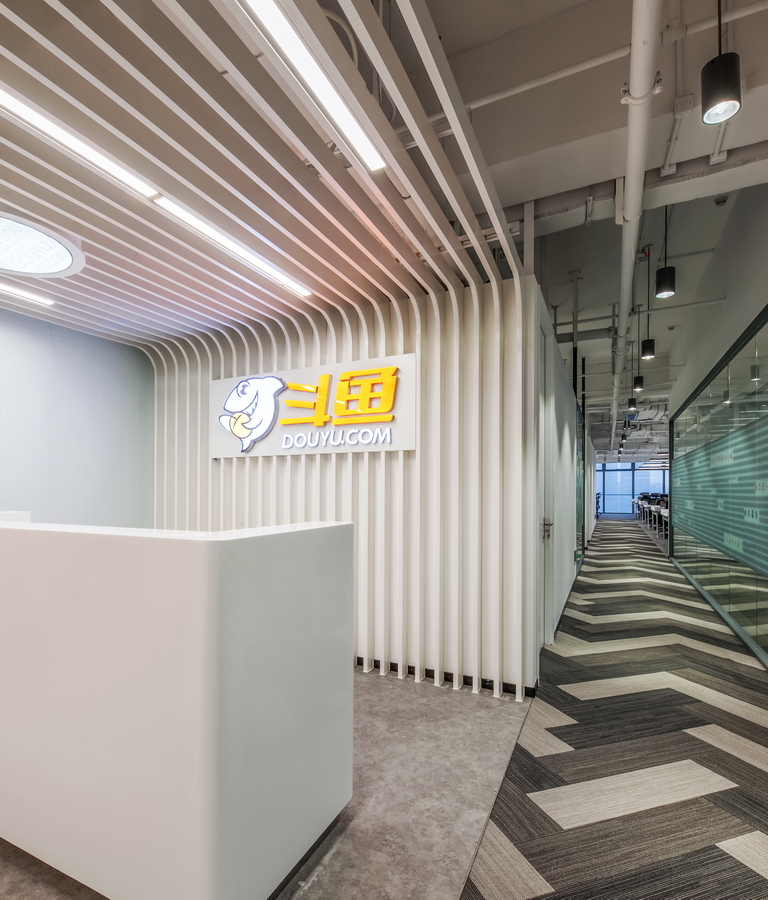 鬥魚TV辦(bàn)公(gōng)室裝(zhuang)修設(shè)計(ji) logo牆-pc