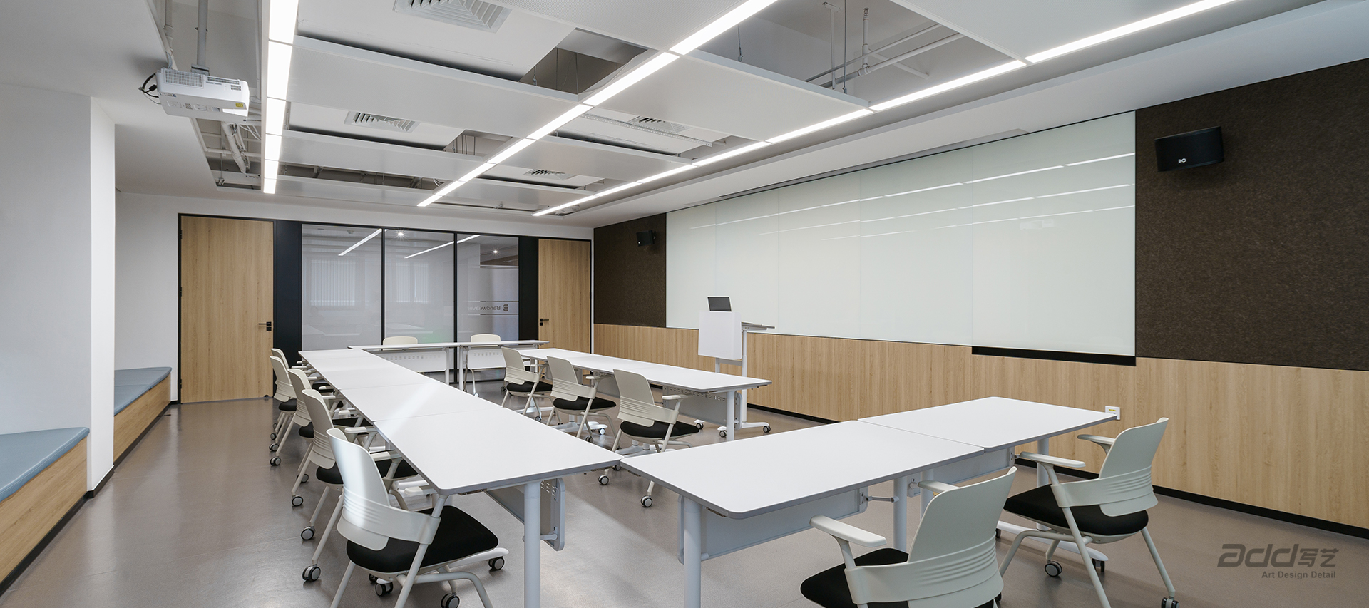 波(bo)彙科(ke)技(ji)辦(bàn)公(gōng)樓裝(zhuang)修-多(duo)媒體(ti)室-pc